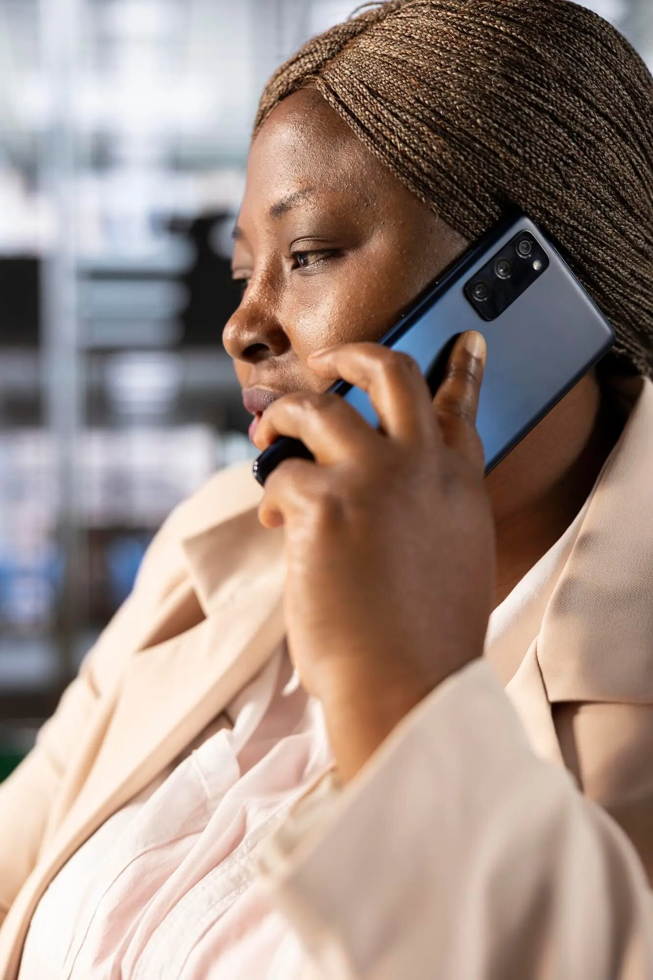 Менеджер во время телефонного разговора с акционерами выявляет возможности.